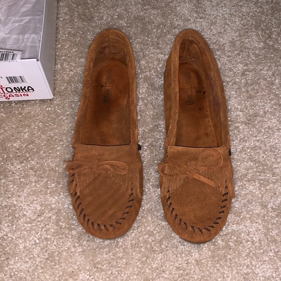 minnetonka moccasins women's